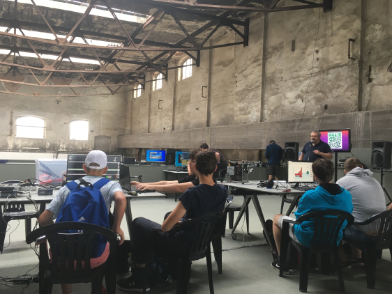 Nový středoškolský obor v oblasti vývoje dronů a programování VR – zahraniční studenti a učitelé se potkali v Praze